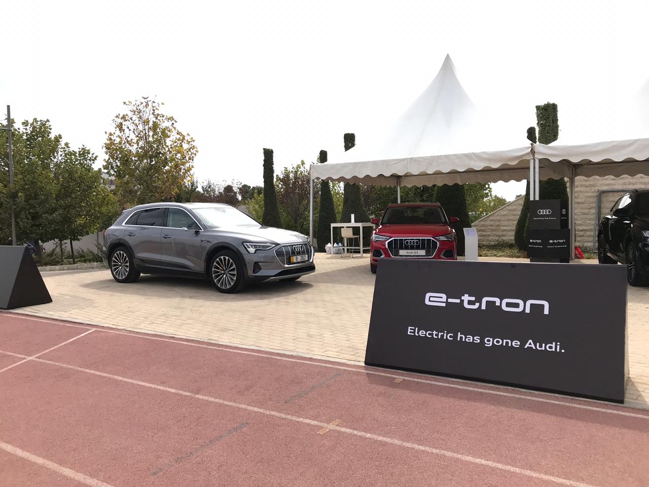مركز أودي الأردن يعرض أول سيارة كهربائية في أكاديمية عمّان الدولية خلال فعالية 