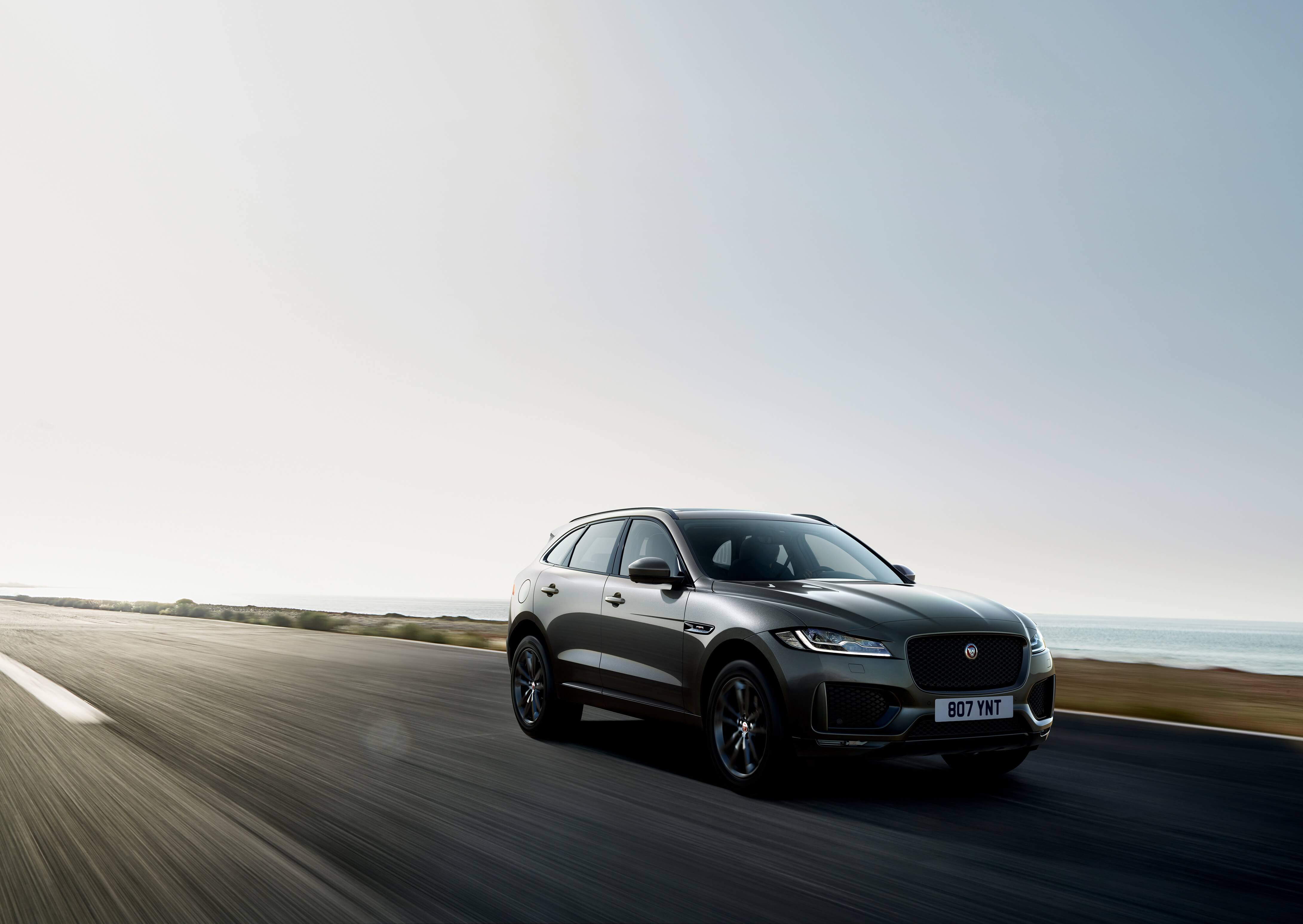 جاكوار F-PACE: إطلاق نسختي "300 SPORT" و "CHEQUERED FLAG"