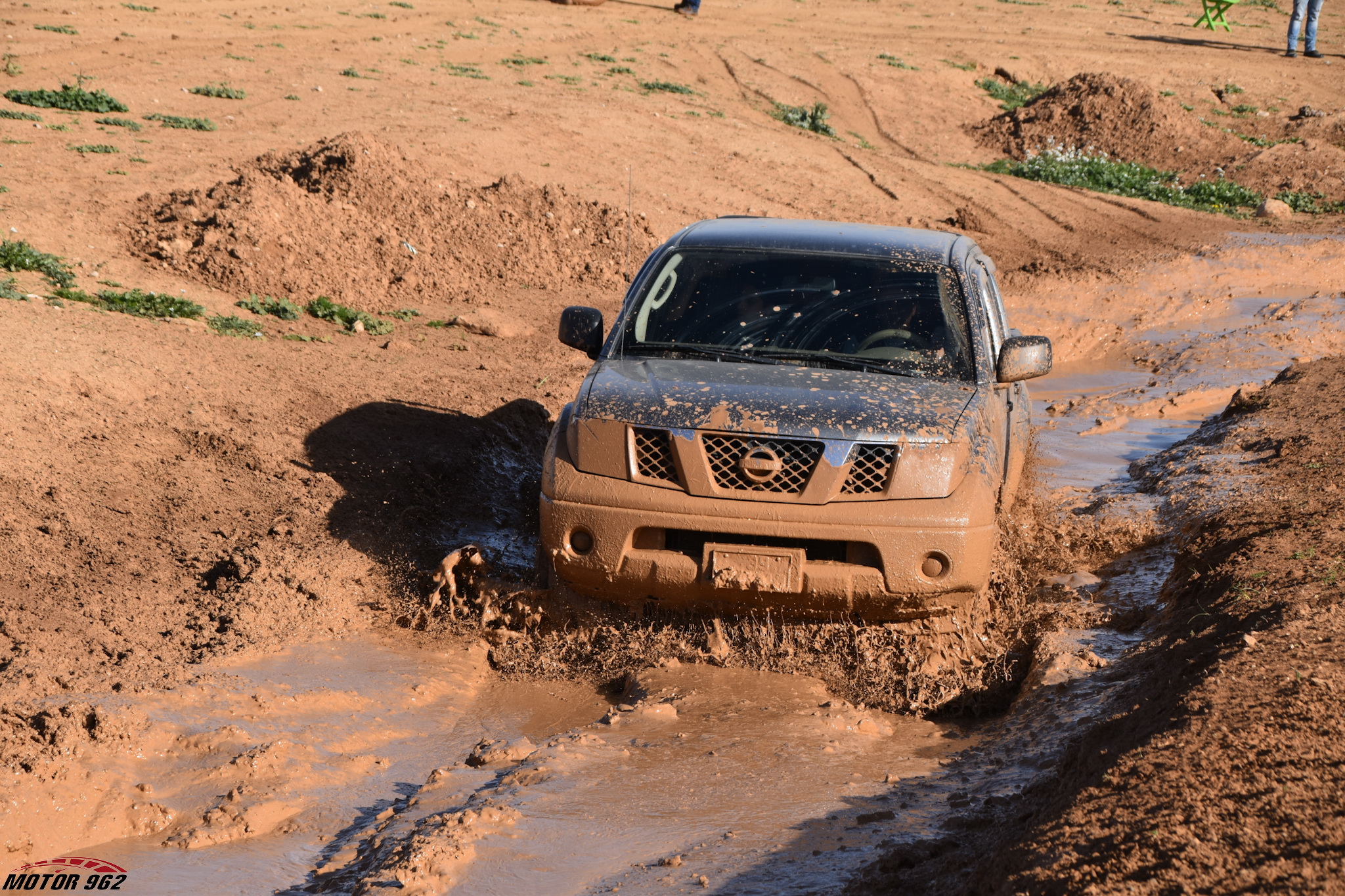 تجربة تحدي المسار الطيني في حلبة منجا الدولية - صور