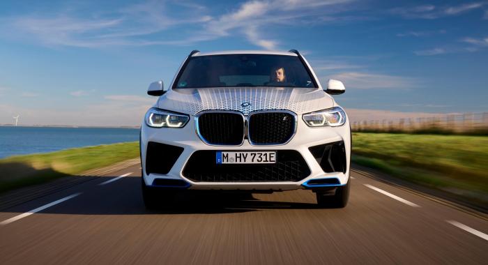 أسطول سيارات BMW iX5 Hydrogen التجريبي يصل إلى الشرق الأوسط