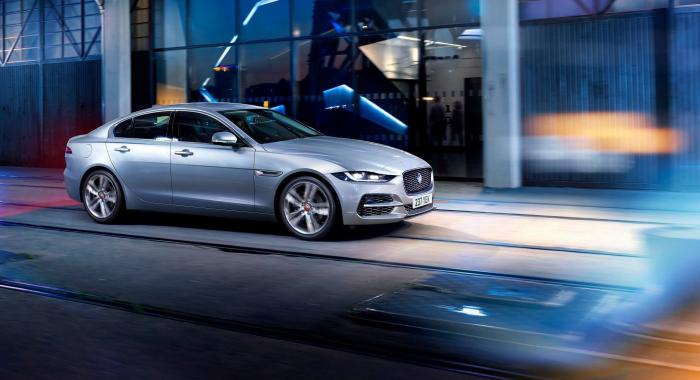 جاكوار XE: تكنولوجيا متصلة جديدة مع الطاقة الهجينة الخفيفة