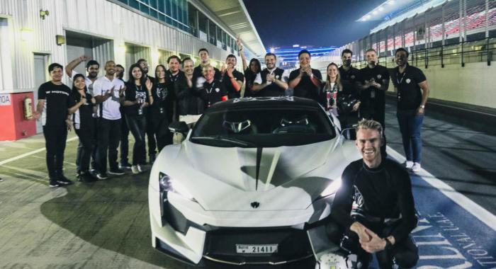   W MOTORS تُعلن عن شراكتها مع أوليفر ويب - السفير الجديد لعلامتها التجارية في مضمار سباق السيارات بدبي